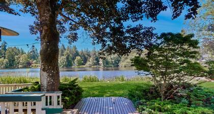 Family-friendly lakefront escape with outdoor dining, gas grill, kayaks and W/D