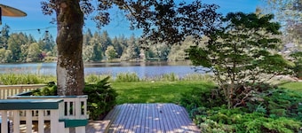 Family-friendly lakefront escape with outdoor dining, gas grill, kayaks and W/D