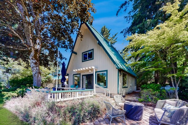 A cozy cabin with a porch, outdoor seating, and a deck. - Family-friendly lakefront escape with outdoor dining, gas grill, kayaks and W/D (Lacey)