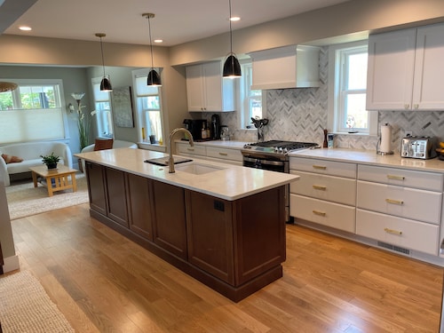 Short Walk to the Big House, Modern Spacious 3 BR + Basement Suite, 3.5 baths