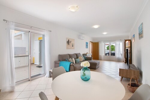 Villa 'Essence Of Grey' with private terrace overlooking the sea, Wi-Fi and air conditioning
