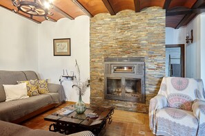 TV, fireplace - Country House 'La Loma Alta 1' with Mountain View, Wi-Fi and Air Conditioning (CAMBIL)