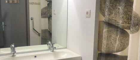 Dusche, Handtücher, Toilettenpapier