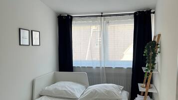 2 dormitorios, caja fuerte, escritorio y tabla de planchar con plancha