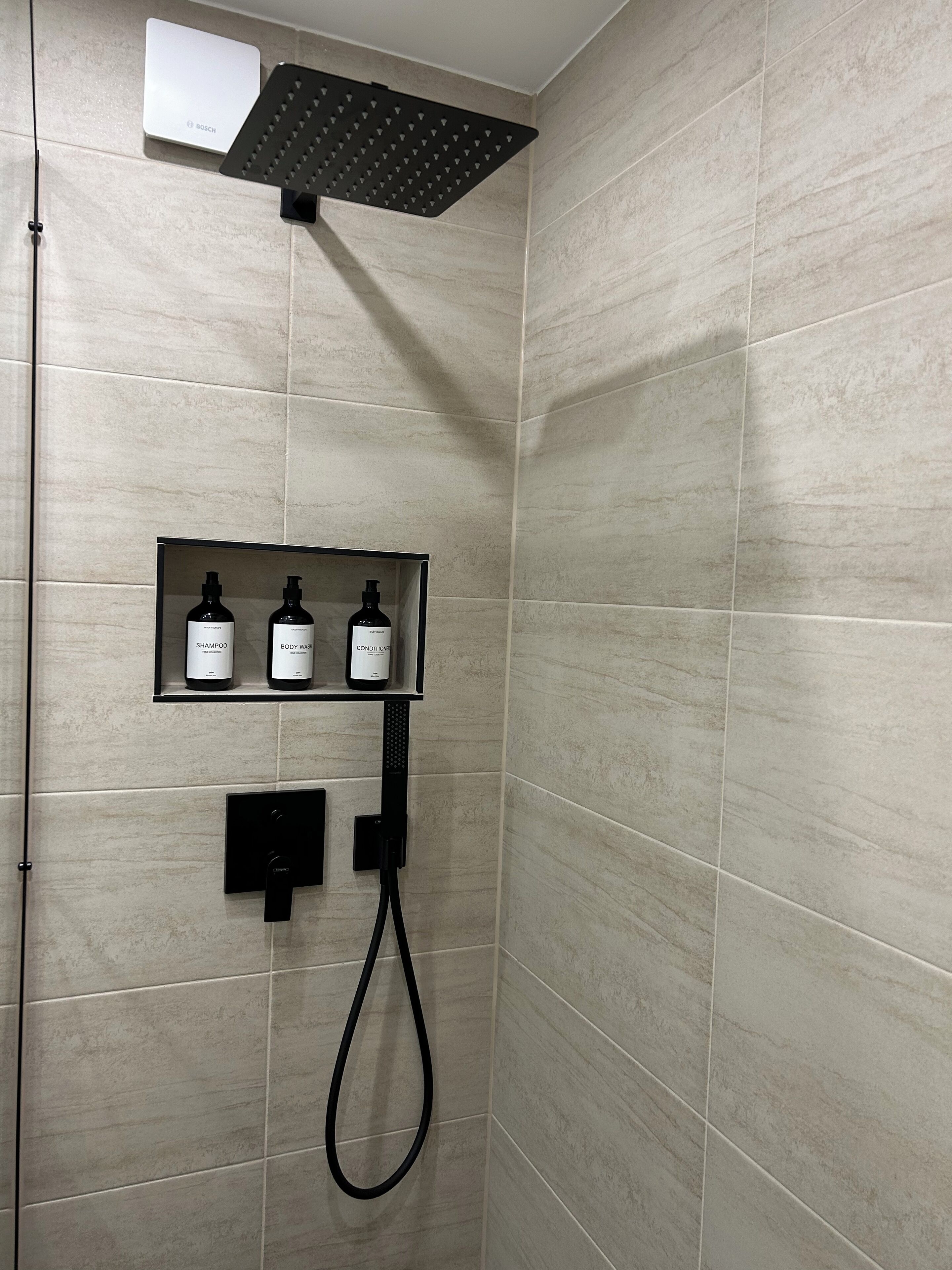Secador de pelo, toallas, jabón, shampoo