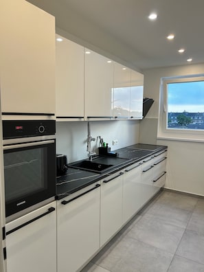 Fridge, microwave, oven, stovetop - Stilvolle & Moderne Ferienwohnung in Rath Düsseldorf (Düsseldorf)