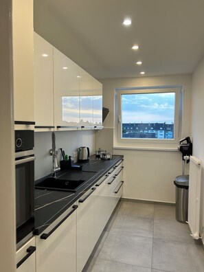 Refrigerador, microondas, horno y parrilla de estufa 