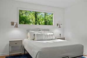 3 bedrooms, iron/ironing board, free WiFi, bed sheets - Lake Hartwell house, family friendly near Clemson.  (Anderson)