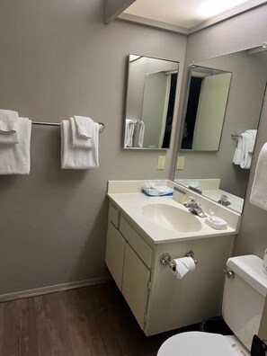 Apartamento, varias camas, balcón, vistas a la montaña (Sunshine Village #142) | Baño | Toallas y papel higiénico