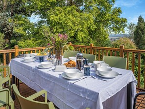Outdoor dining - 4 bedroom accommodation in Swansea (Swansea)