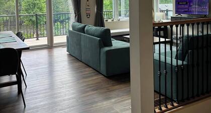 Riverfront retreat in Lanark Highlands, Ontario, Canada - Sleeps 8