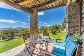 Outdoor dining - Country House 'Cortijo Jiménez' with Mountain View, Private Pool and Wi-Fi (Pitres)