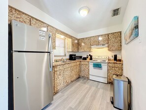 Microwave, oven, stovetop - Centralized, family friendly, Beachside Escape on Siesta Key (Siesta Key)