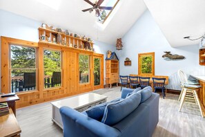 Huis, Meerdere bedden, terras (Swan Song) | Woonruimte | Een 35-inch flatscreentelevisie met digitale zenders