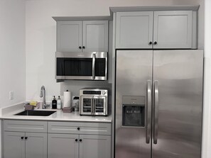 Kylskåp, mikrovågsugn, ugn och matbord