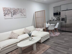 TV - Charming ADU with Private Entrance (Clovis)