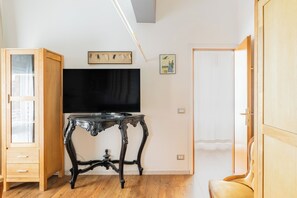 Apartment, Canal View | 1 bedroom, iron/ironing board, free cribs/infant beds, free WiFi - Casa sul canale di Via Piella (Bologna)