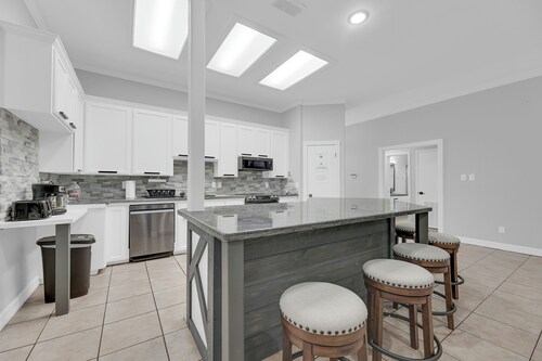 Spacious & Central Pool Home By McAuliffe Park