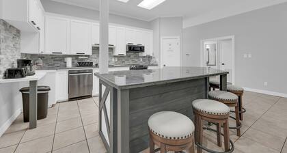 Spacious & Central Pool Home By McAuliffe Park