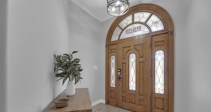 Spacious & Central Pool Home By McAuliffe Park