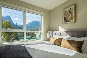 3 bedrooms, iron/ironing board, free WiFi, bed sheets - Staying 8ppl, 5 min to DT. 3 bedrooms, mountain View, AC, Free parking, townhome (Canmore)
