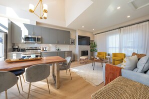 Interior - Staying 8ppl, 5 min to DT. 3 bedrooms, mountain View, AC, Free parking, townhome (Canmore)