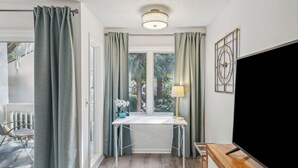 Διαμέρισμα (Condo), Περισσότερα από 1 Κρεβάτια, Μπαλκόνι, Θέα στον Κήπο (Vitamin Sea Retreat) | Μπάνιο | Συνδυασμό ντουζιέρας-μπανιέρας, πιστολάκι μαλλιών, πετσέτες