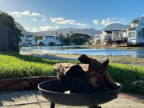 Cozy cottage with 1 bedroom and WiFi, AC in beautiful Cape Town