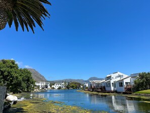 مجففات شعر، مناشف، صابون، ورق حمّام