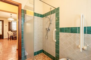 Douche, sèche-cheveux, serviettes fournies