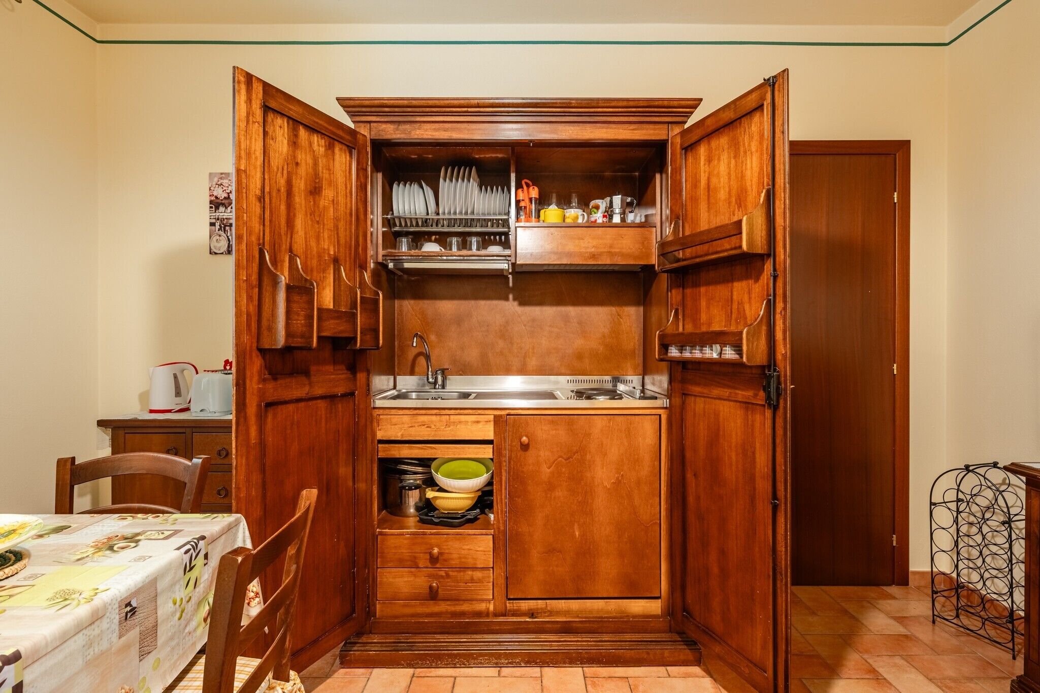 Kühlschrank, Mikrowelle, Herdplatte, Wasserkocher