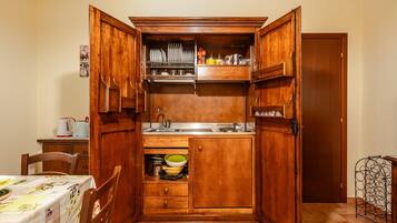 Kühlschrank, Mikrowelle, Herdplatte, Wasserkocher