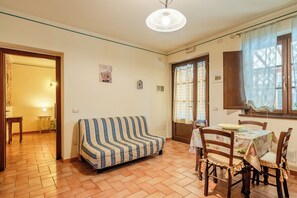 TV - Holiday Home 'Ortensia Verde' with Shared Pool, Wi-Fi and Air Conditioning (montecarlo)