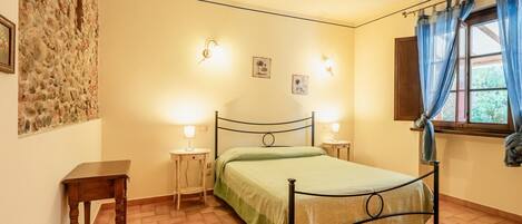 1 غرفة نوم ومكواة/لوح كي وواي فاي مجانًا وملاءات أسرّة