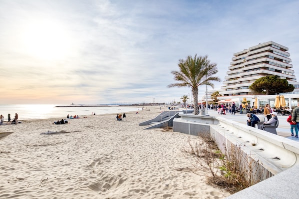 Una spiaggia nelle vicinanze