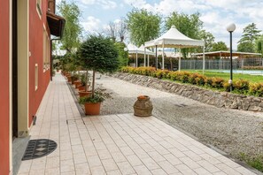 Property grounds - 'Rosa Bianca' Room with Shared Pool, Wi-Fi and Air Conditioning (montecarlo)