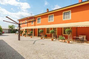 Outdoor dining - 'Rosa Bianca' Room with Shared Pool, Wi-Fi and Air Conditioning (montecarlo)