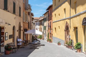 Outdoor dining - Room 'Camera Beige' - Beb del Musico with Private Terrace, Balcony and Wi-Fi (Montalcino)