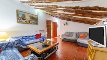 Een televisie, een open haard en een tafeltennistafel