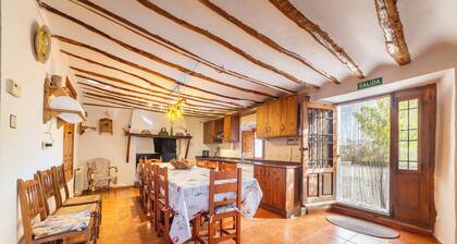 Casa rural 'Cortijo El Álamo De Vélez' con vistas a la montaña, piscina privada y Wi-Fi