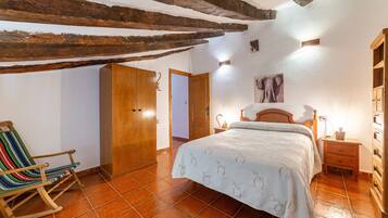 10 bedrooms, iron/ironing board, free WiFi, bed sheets