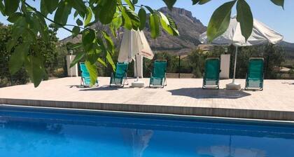 Maison de campagne 'Cortijo Ălamo 2 De VĂ©lez' avec vue montagne, piscine privĂ©e et Wi-Fi