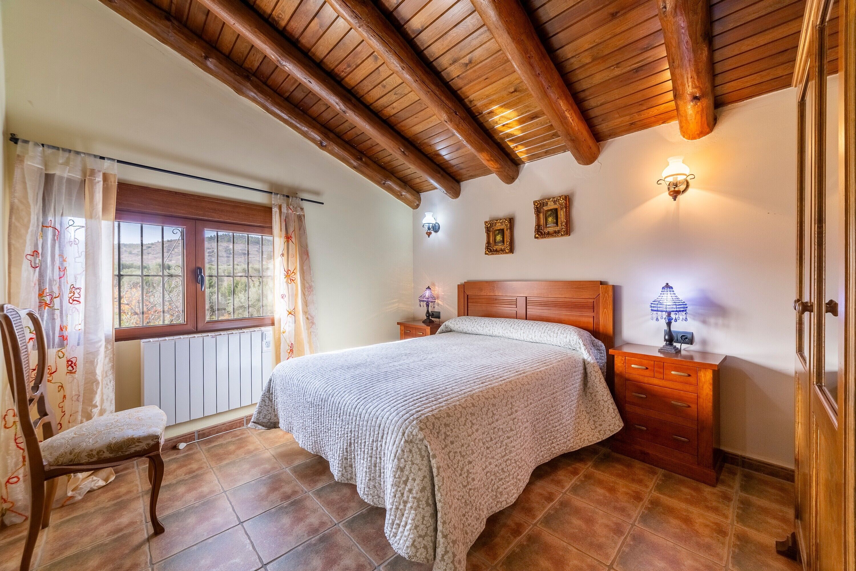 10 habitaciones, tabla de planchar con plancha y wifi gratis 