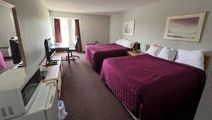 Desk, blackout drapes, iron/ironing board, WiFi (free) - Airport motor inn (Marathon)