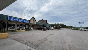 Front of property - Airport motor inn (Marathon)