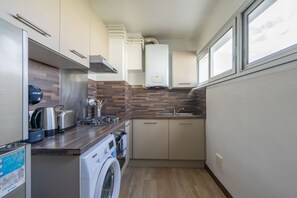 Kjøleskap, mikrobølgeovn, kokeplater og oppvaskmaskin