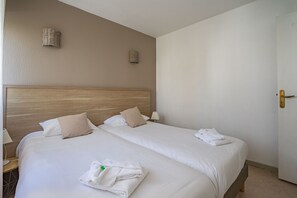 2 bedrooms, free WiFi, bed sheets - Holiday Apartment "Mer Beau Rivage" near Beach with Private Terrace & Wi-Fi (ROYAN)