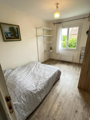 2 chambres, fer et planche Ă repasser, Wi-Fi, draps fournis