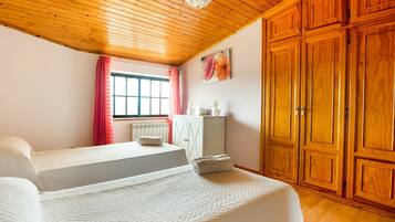 House | 5 bedrooms, individually furnished, iron/ironing board, bed sheets