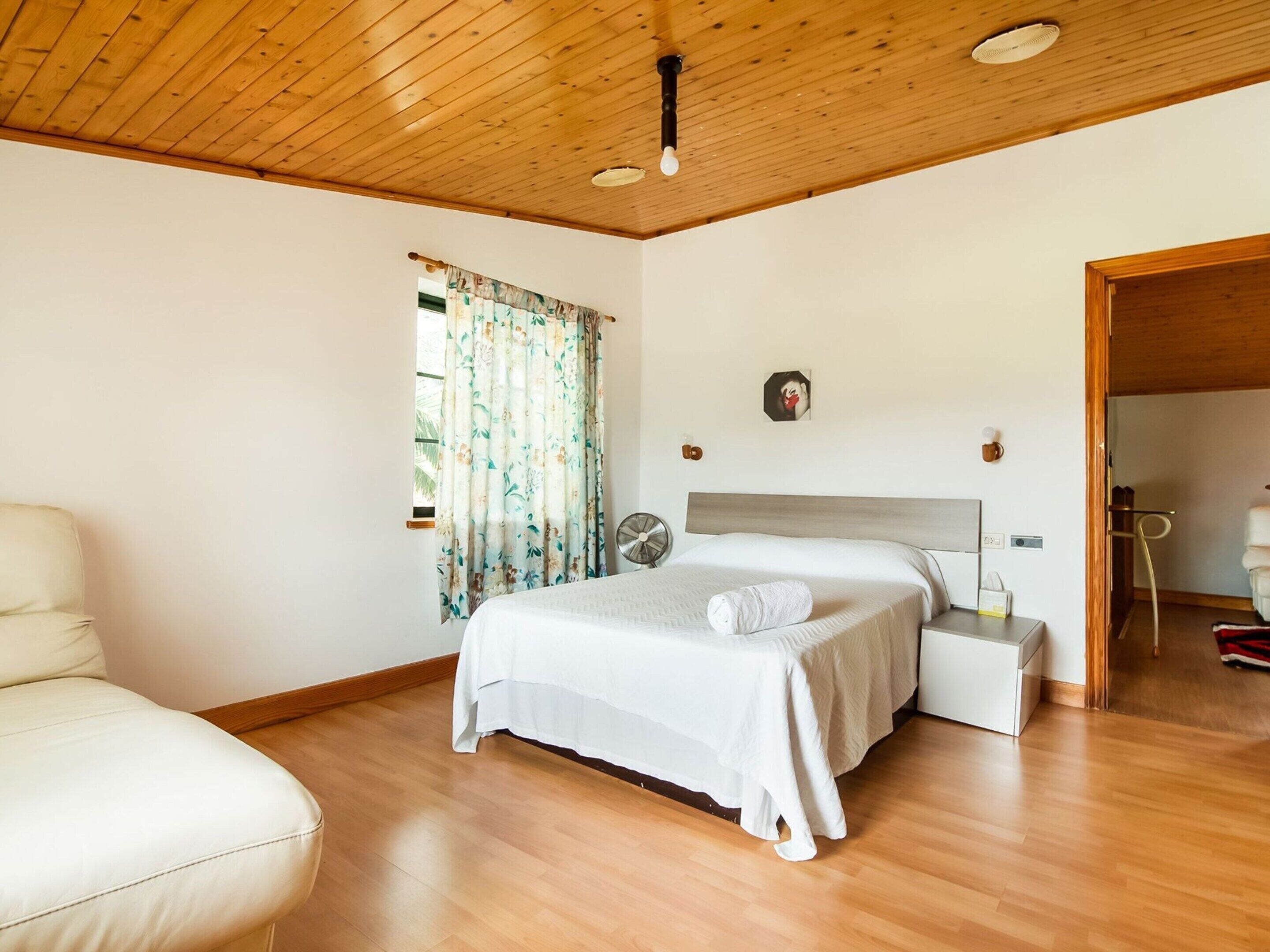 House | 5 bedrooms, individually furnished, iron/ironing board, bed sheets